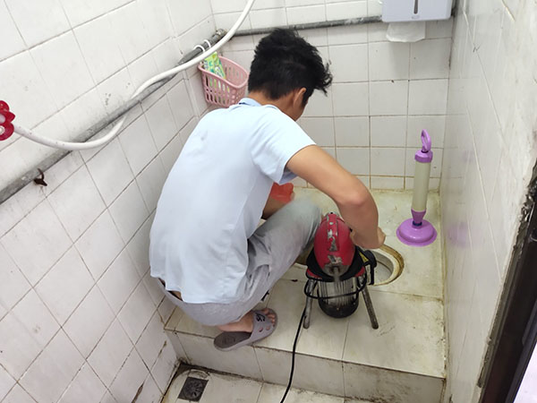 林口管道堵塞冒臭气 专业师傅现场解决问题