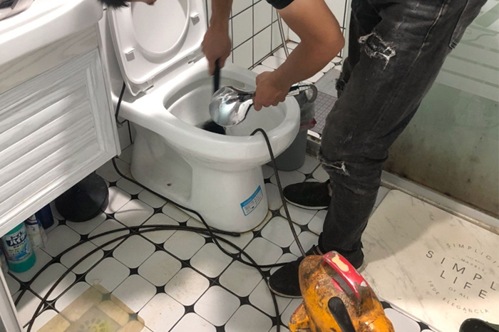 林口马桶堵塞自己疏通还是找师傅?专业上门服务让你省时更省心